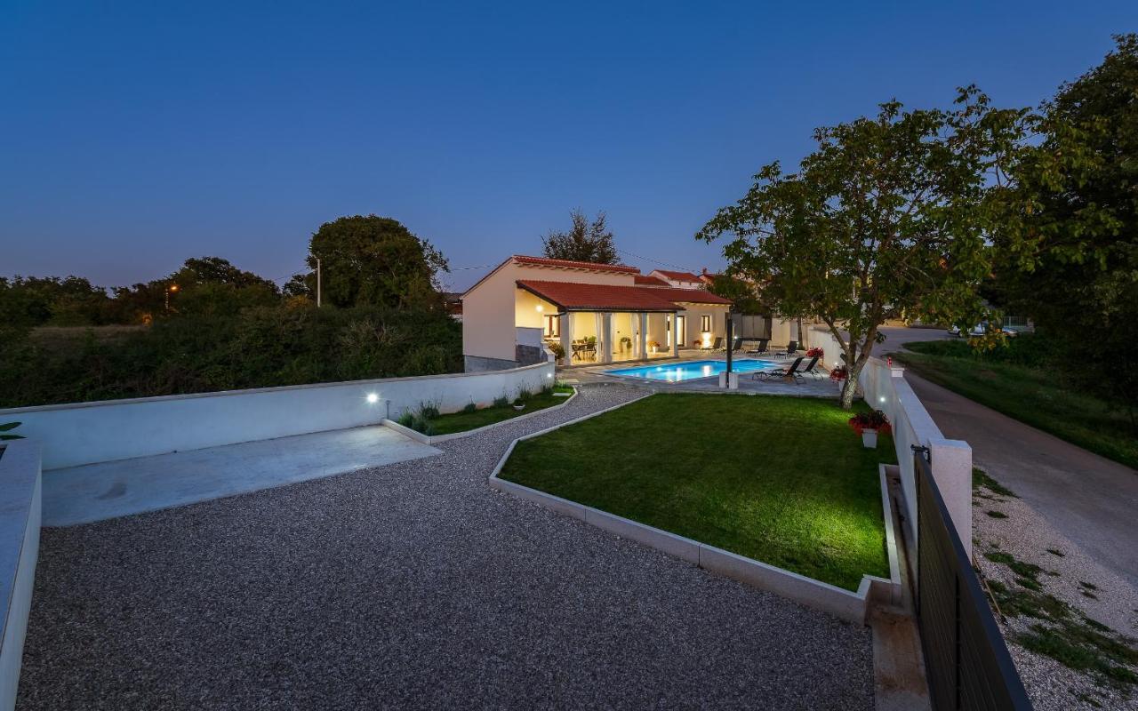 Villa Desapemani Zminj Exterior photo