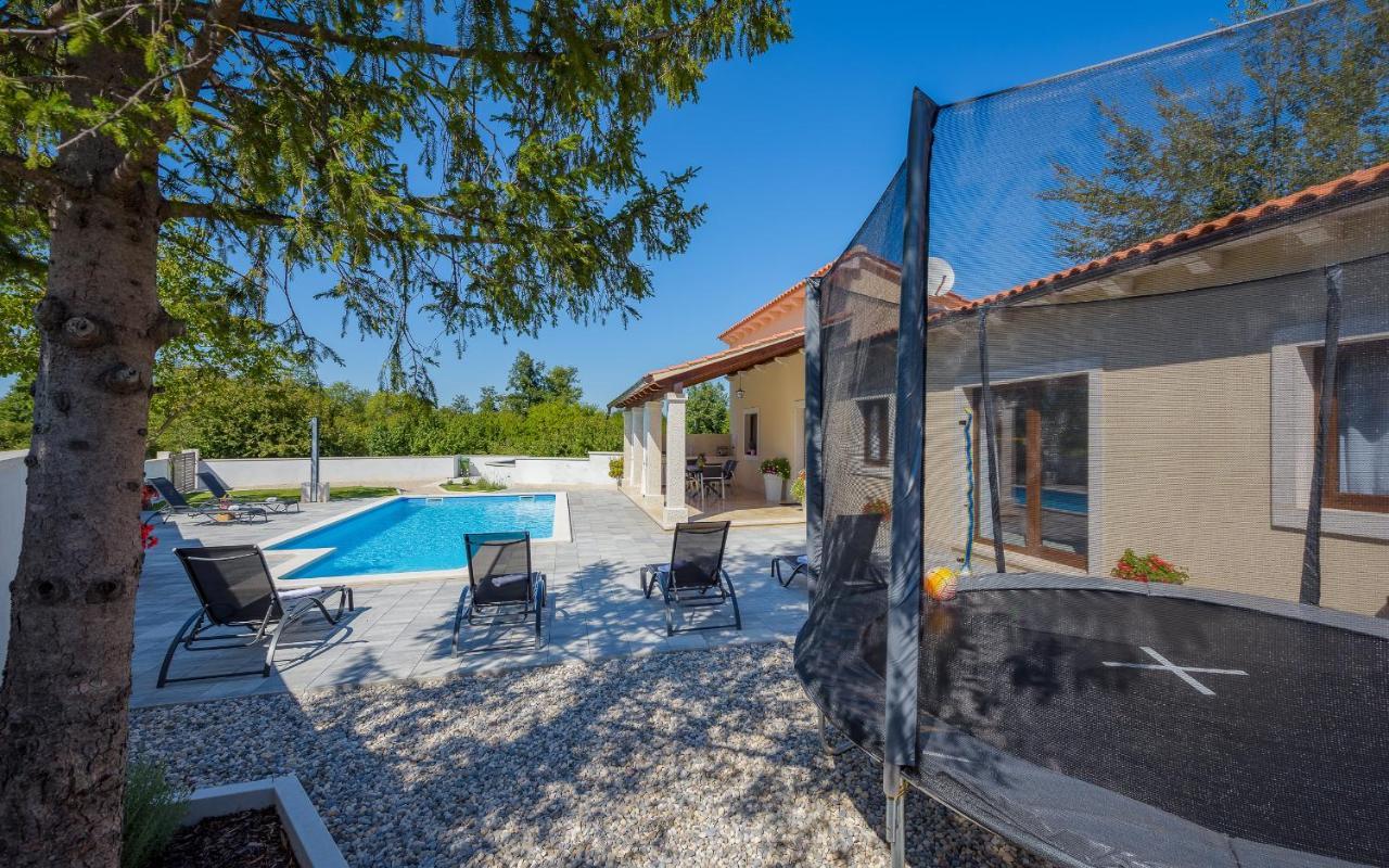 Villa Desapemani Zminj Exterior photo