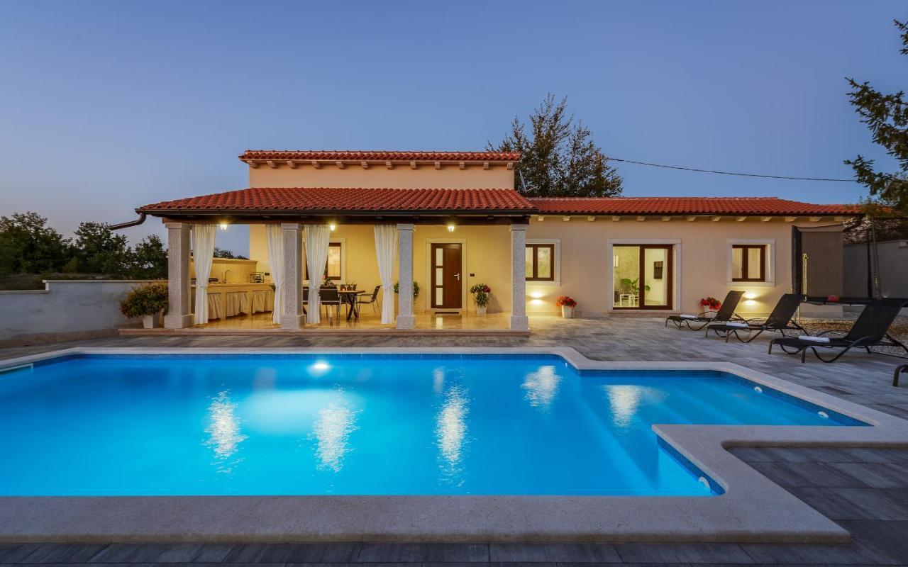 Villa Desapemani Zminj Exterior photo